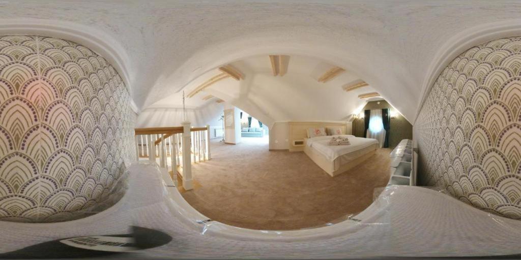 Palatul Brukenthal 3* אווריג