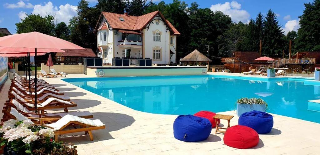 Palatul Brukenthal 3* אווריג